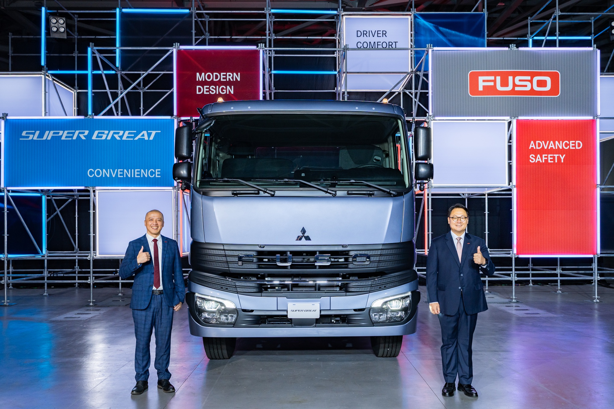 02、FUSO New Super Great 霸氣亮相，DTAT 執行長朴正祐(右一)表示，New Super Great 的登場，不僅是 FUSO 在台灣市場的重要里程碑，更象徵台灣商用車產業邁向新世代的關鍵起點（圖由 DTAT 提供）